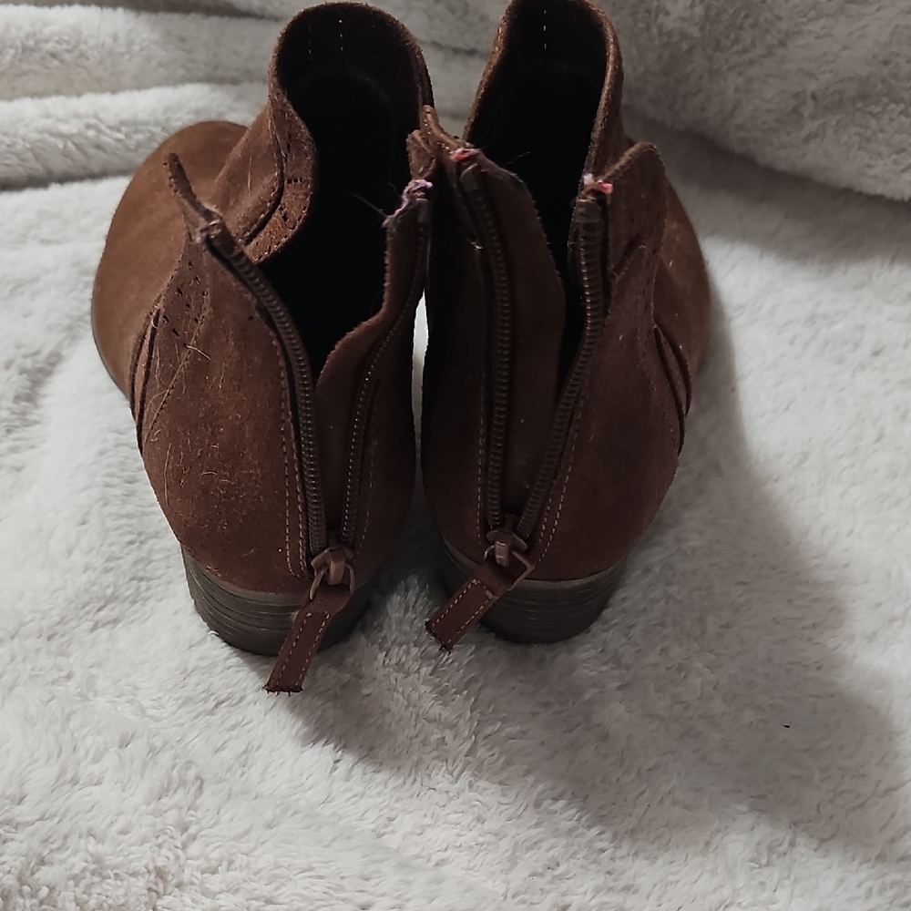 Arizona Jean Company Brown Suede Ankle Booties. Size 8 - Picture 2 of 3